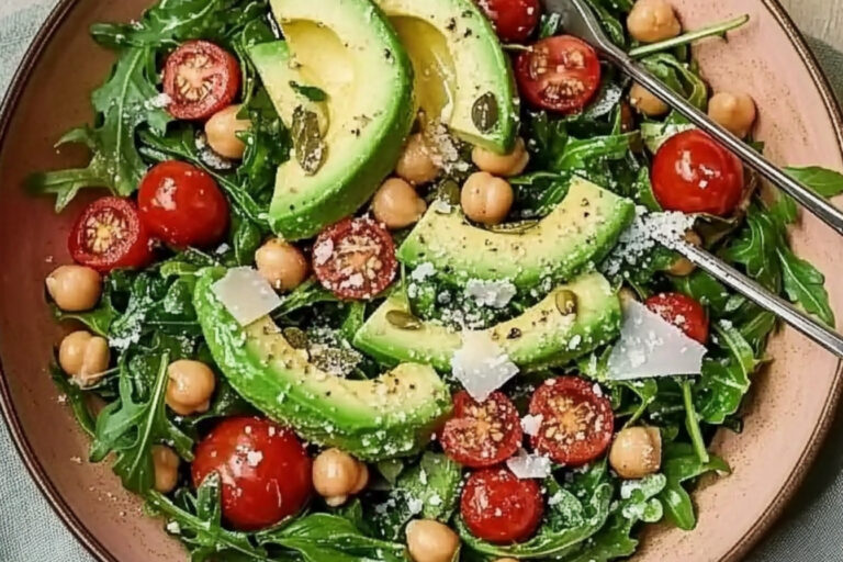 Ensalada de rúcula y aguacate