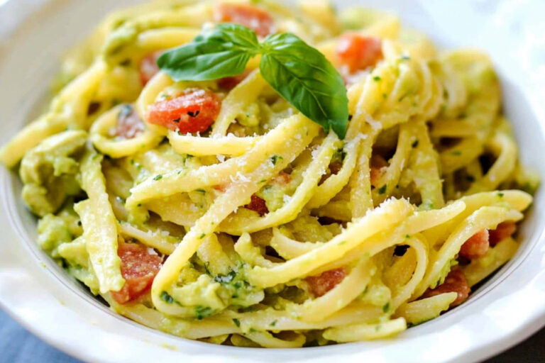 Pasta con aguacate cremoso