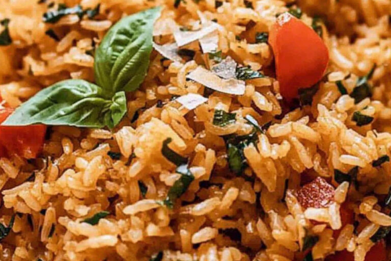Arroz con tomate y albahaca delicioso y fácil