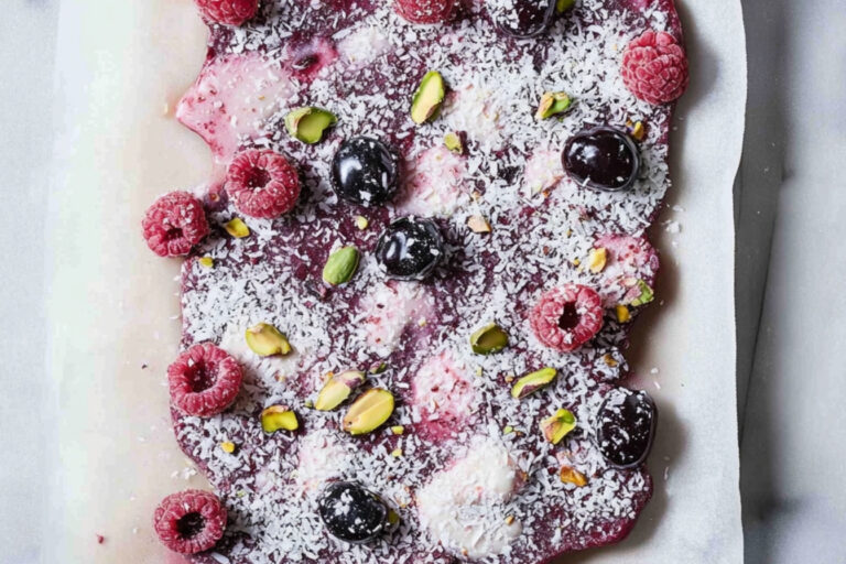 Bark de yogur con frutas del bosque y coco