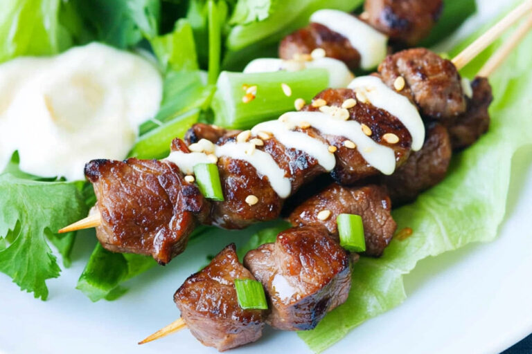 Brochetas de res con miel y sriracha irresistibles