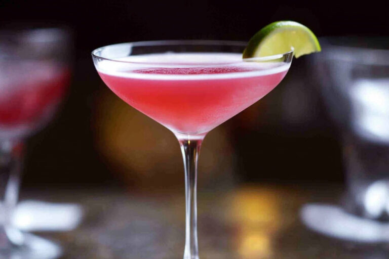 Cóctel Cosmopolitan Navideño para Celebrar con Estilo