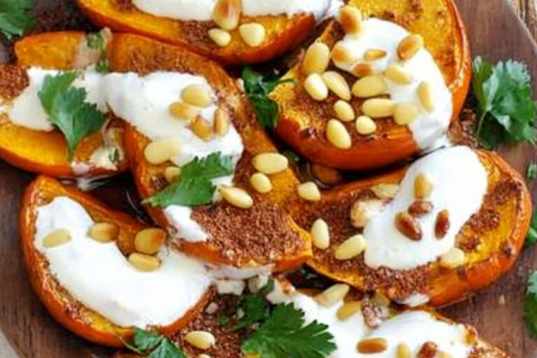 Deliciosa calabaza asada con yogur y piñones