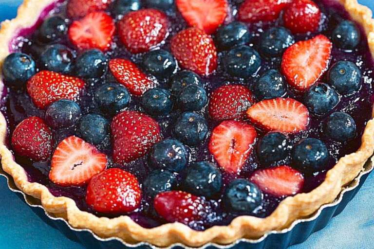 Deliciosa tarta de fresas y arándanos fácil de hacer