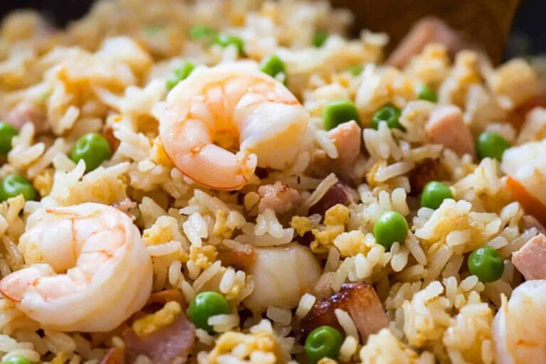 Delicioso arroz frito chino con camarones