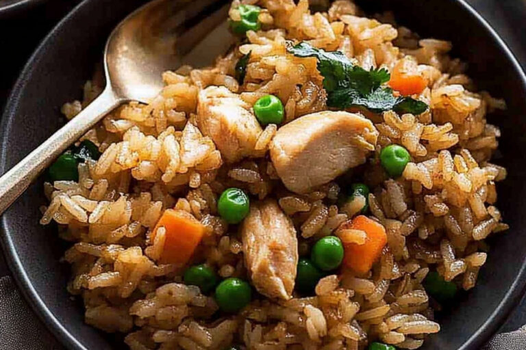 Delicioso arroz frito tailandés con pollo