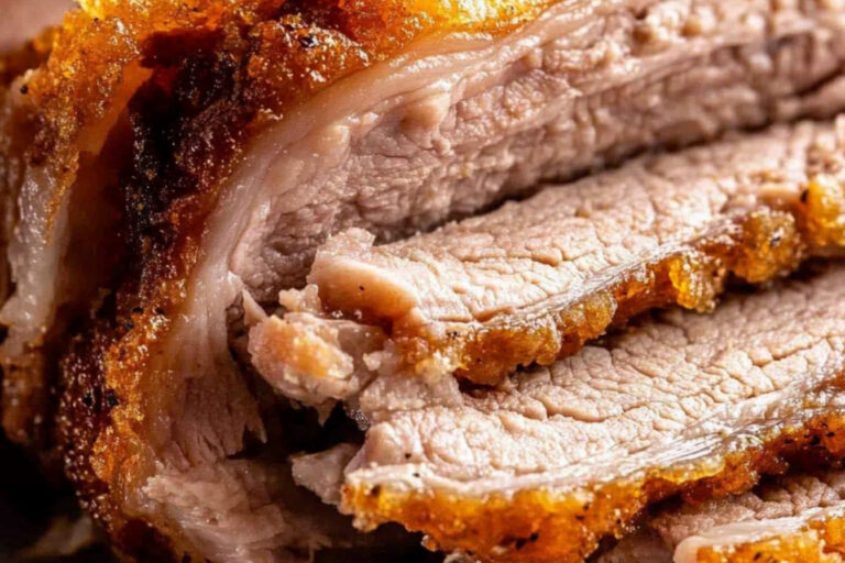 Delicioso cerdo asado con corteza crujiente