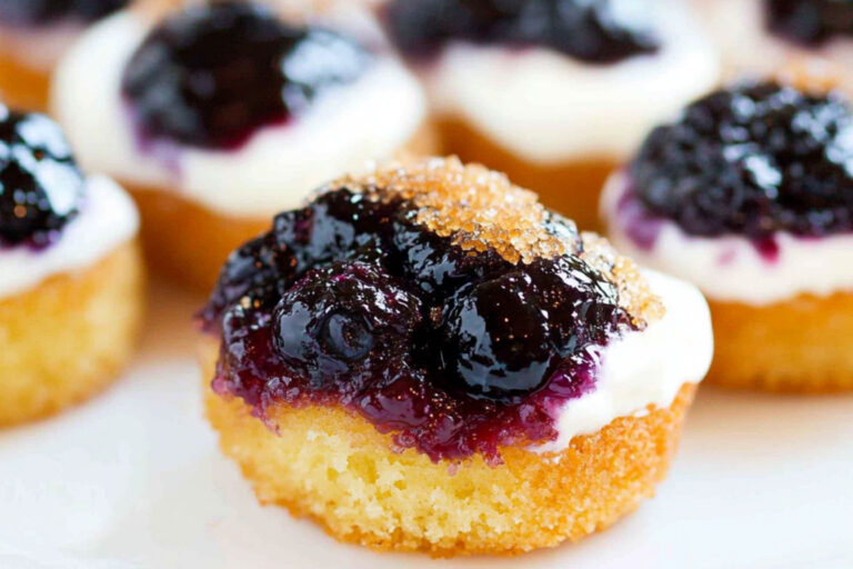 Delicioso pastel de arándanos al revés