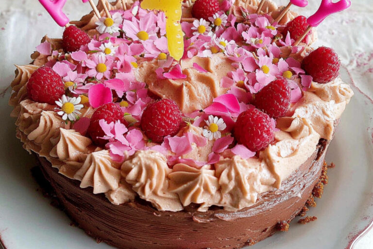 Delicioso pastel de cumpleaños con pétalos coloridos
