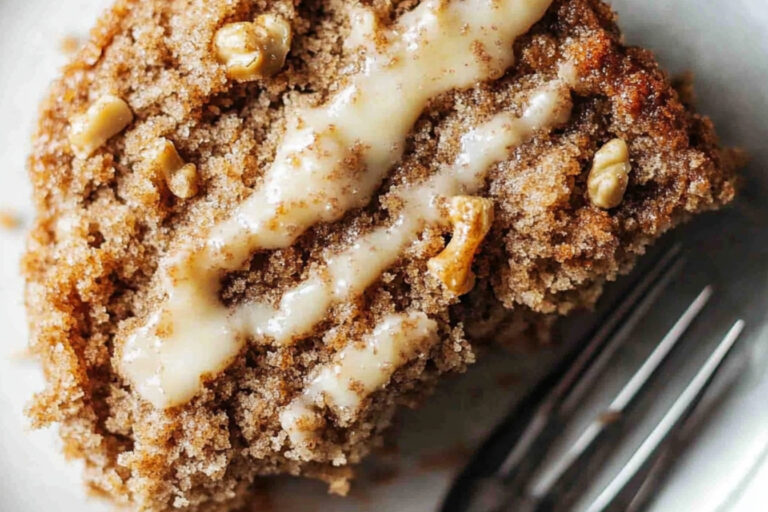 Delicioso pastel de zanahoria y café en casa