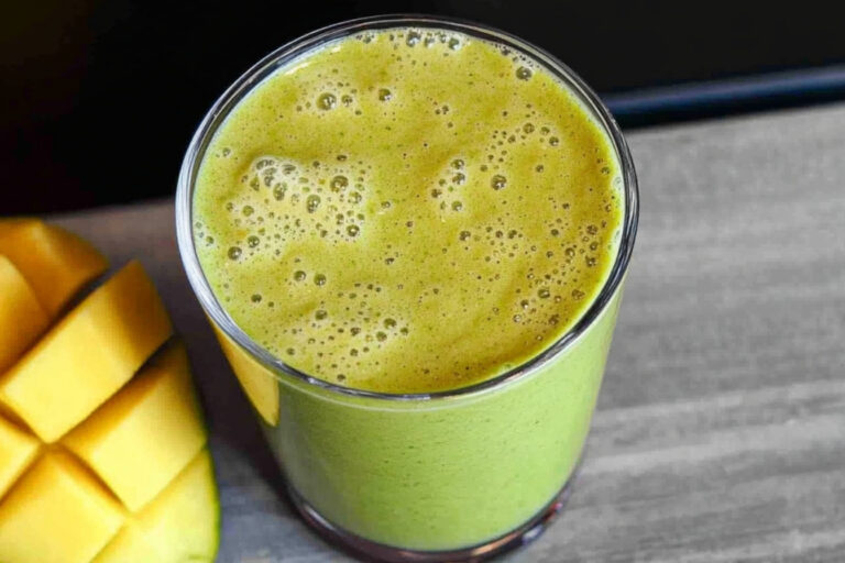 Delicioso smoothie tropical con espinacas ¡saludable!
