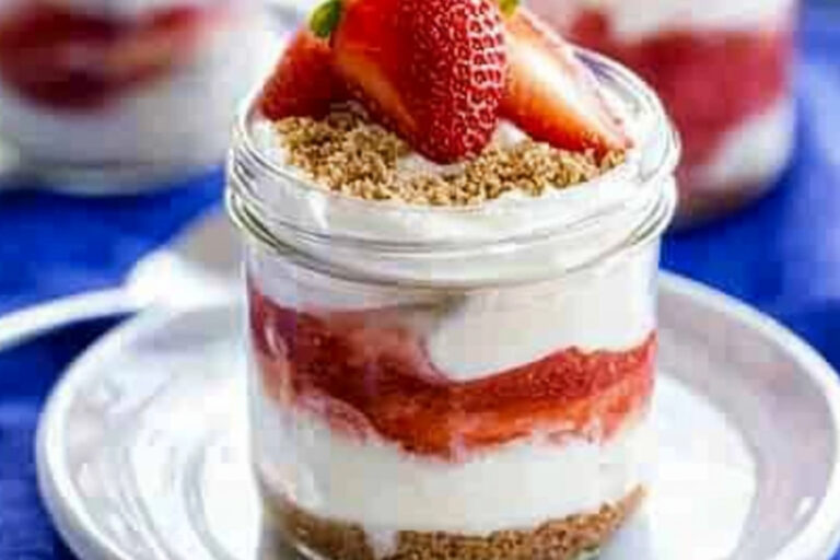 Deliciosos Potitos de Sundae de Cheesecake de Fresa