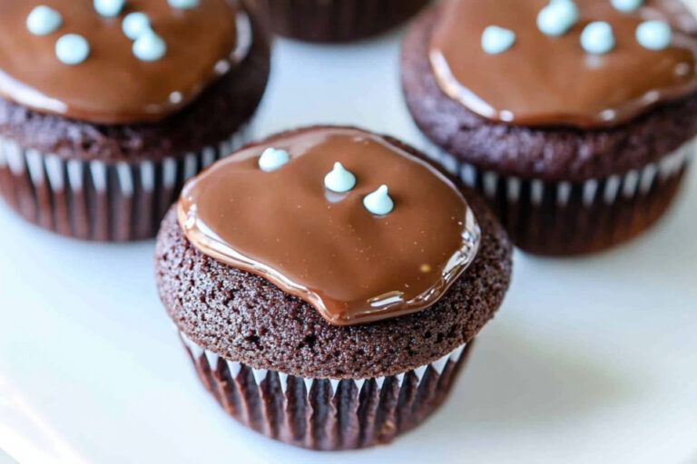 Deliciosos cupcakes de chocolate doble para disfrutar
