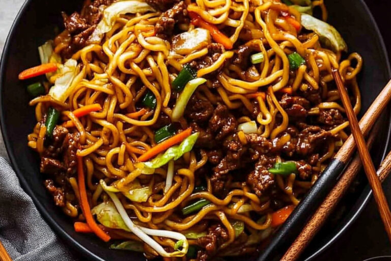 Deliciosos fideos chow mein de carne fácil