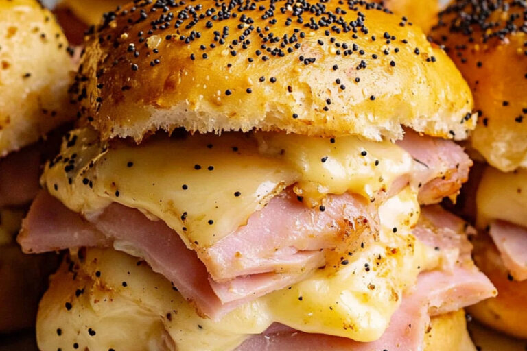 Deliciosos sliders de jamón y queso al horno