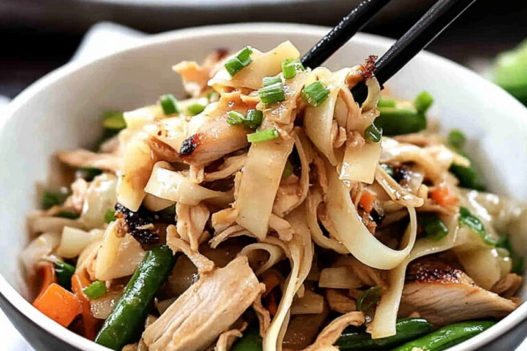 Disfruta del Pollo Crujiente en Fideos Salteados