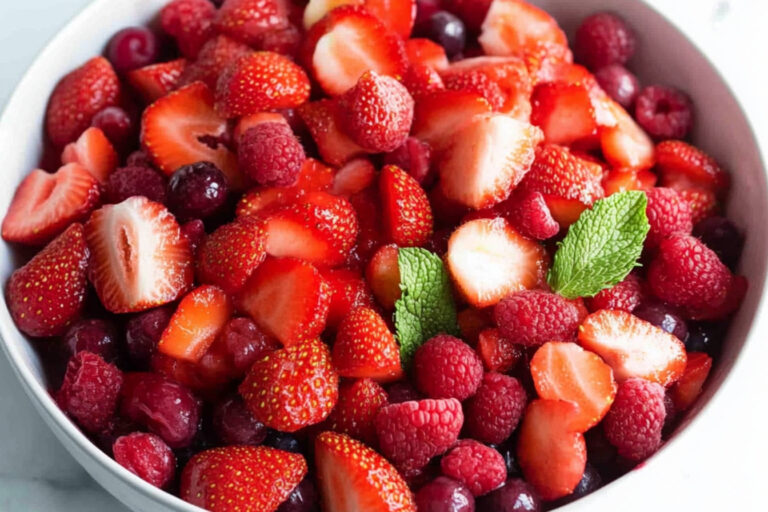 Ensalada de Frutas Rojas Fresca y Deliciosa