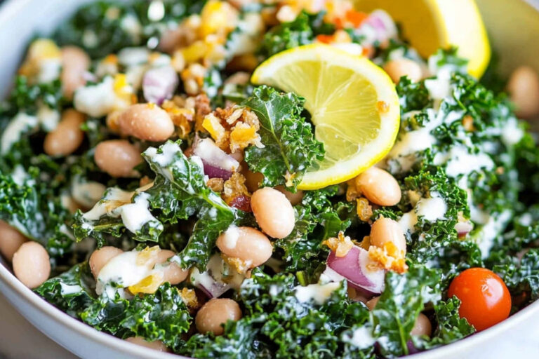 Ensalada de col rizada y frijoles deliciosa