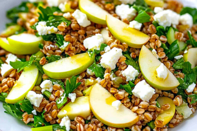 Ensalada de farro con manzanas deliciosa y fresca