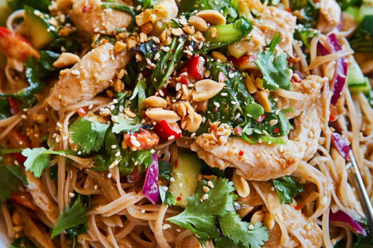 Ensalada de fideos al estilo satay de pollo