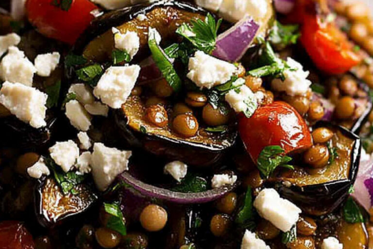 Ensalada de lentejas con berenjena asada deliciosa.