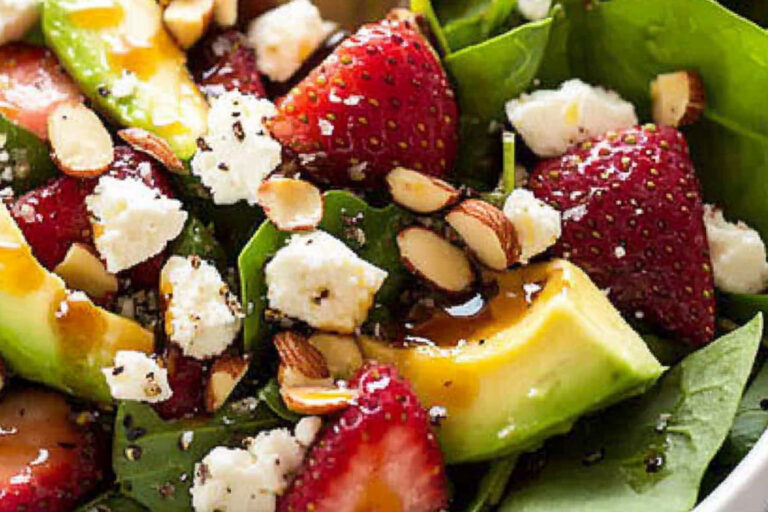 Ensalada deliciosa de fresas y aguacate