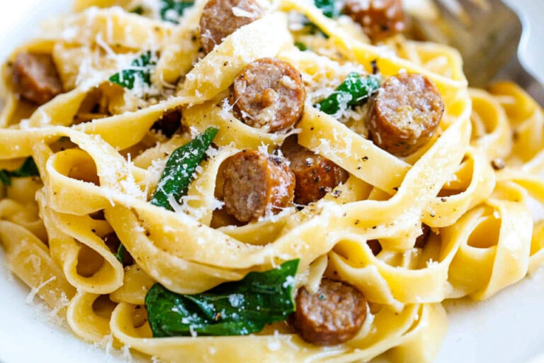 Fettuccine Alfredo con Salchicha Deliciosa y Cremosa
