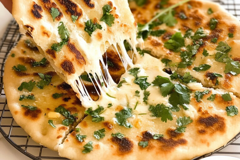 Naan de ajo relleno de queso irresistible