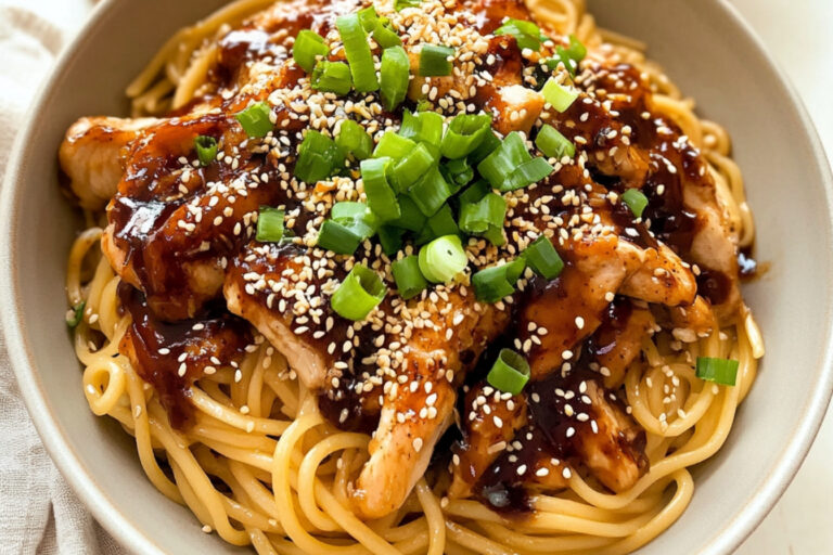 “Noodles de ajo con pollo teriyaki irresistible”