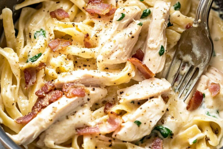 Pasta cremosa con pollo y tocino deliciosa