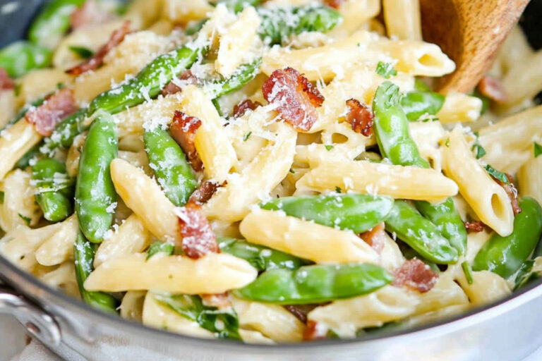 Pasta cremosa con yogur, tocino y guisantes