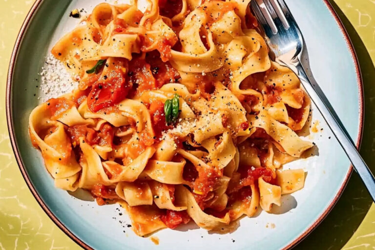 Pasta picante con salsa de tomate deliciosa