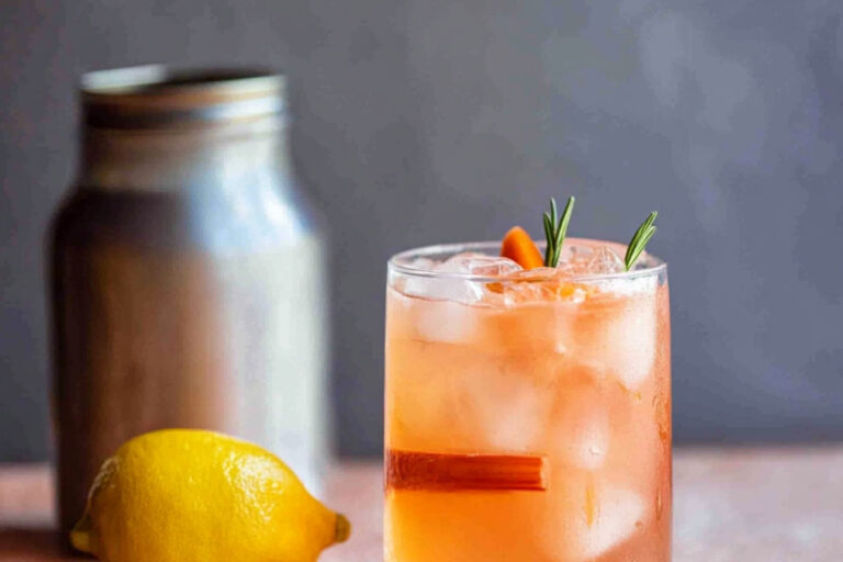 Refrescante ginebra de ruibarbo en casa