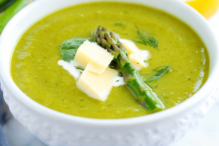 Sopa de espárragos ligera y deliciosa