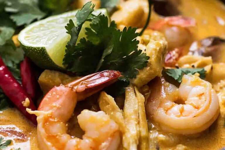 Sopa tailandesa de coco con camarones deliciosa