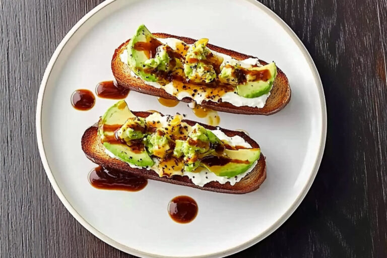 Tostada de aguacate y queso crema