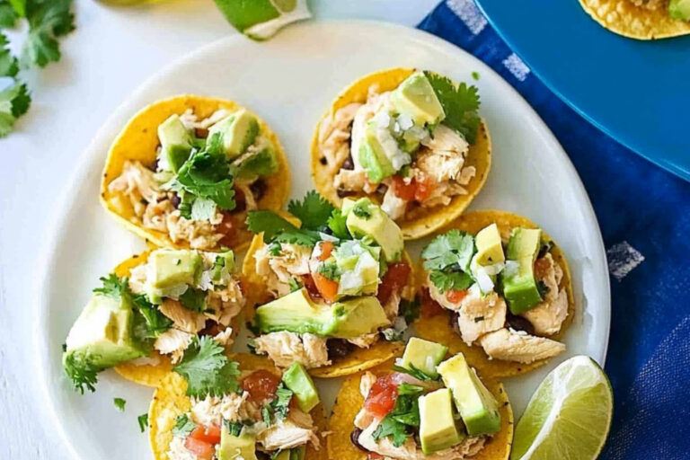 Tostadas de pollo picantes en moldes para muffins