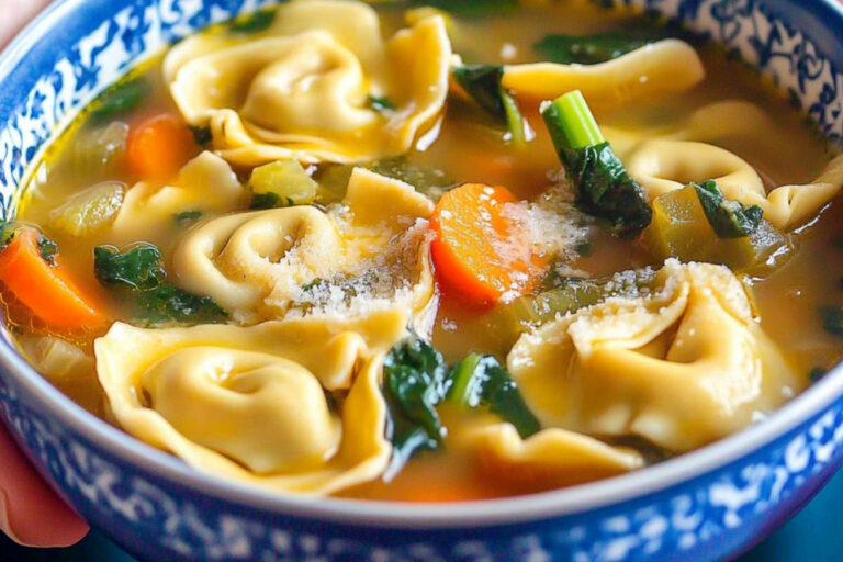 Deliciosa sopa de tortellini vegetariano para disfrutar