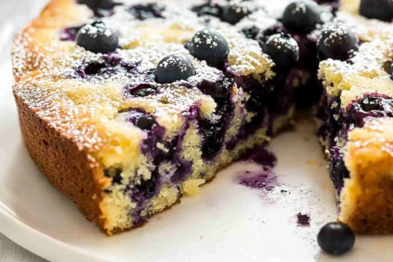 Delicioso pastel de yogur con limón y arándanos